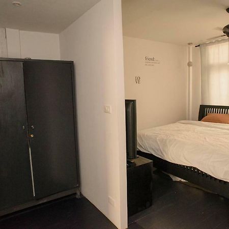 196 Oldtown Chic Hostel Bangkok Bagian luar foto