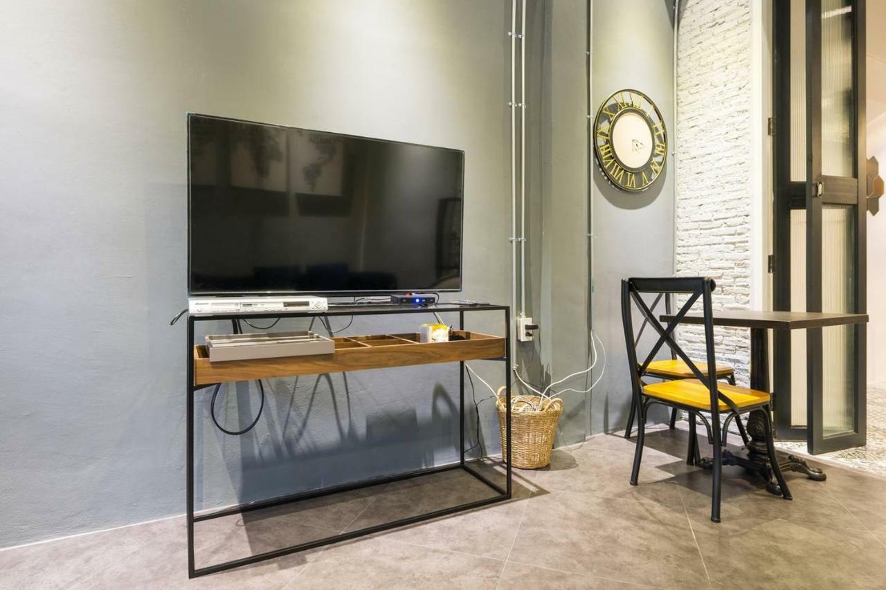 196 Oldtown Chic Hostel Bangkok Bagian luar foto