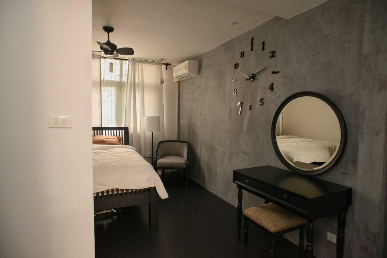 196 Oldtown Chic Hostel Bangkok Bagian luar foto
