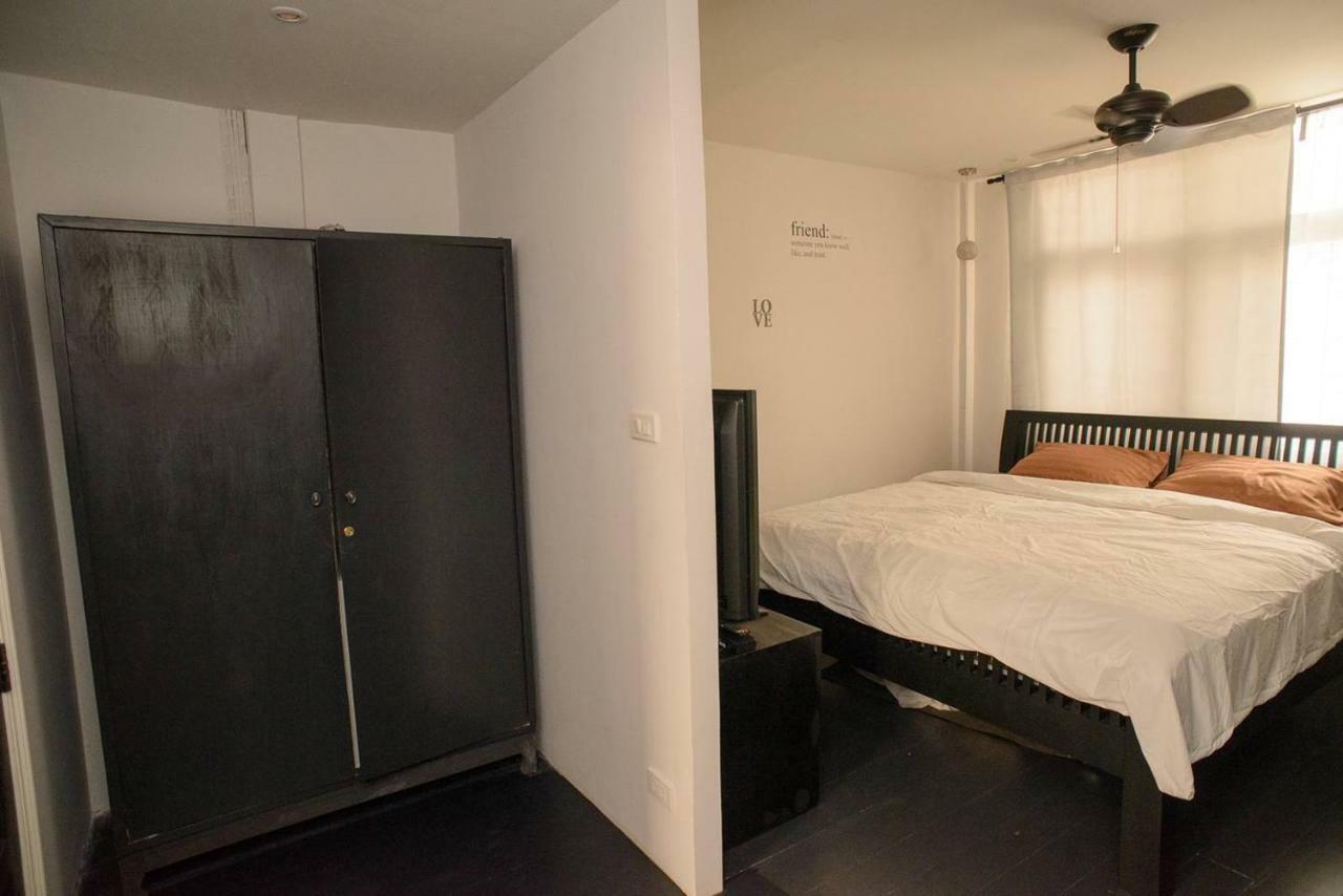 196 Oldtown Chic Hostel Bangkok Bagian luar foto