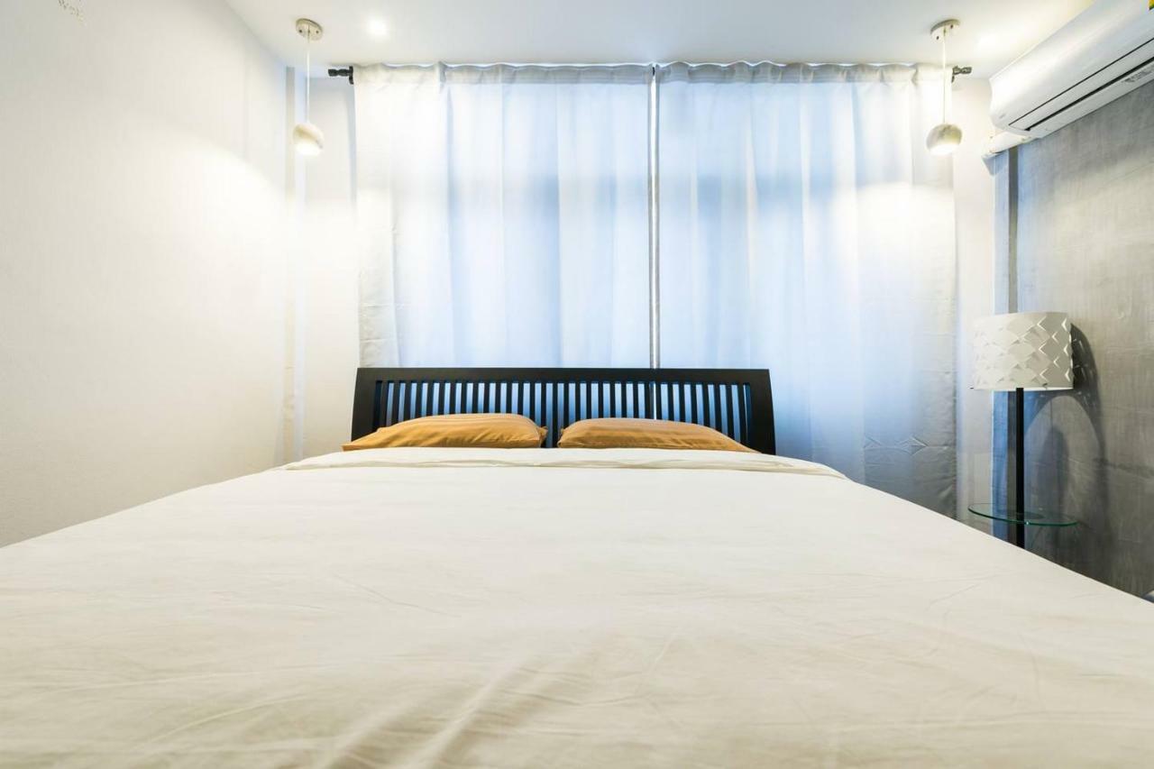 196 Oldtown Chic Hostel Bangkok Bagian luar foto
