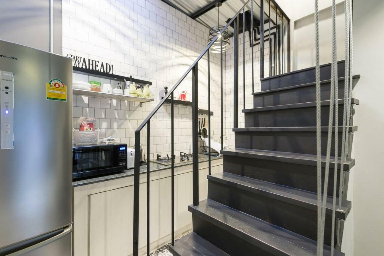 196 Oldtown Chic Hostel Bangkok Bagian luar foto