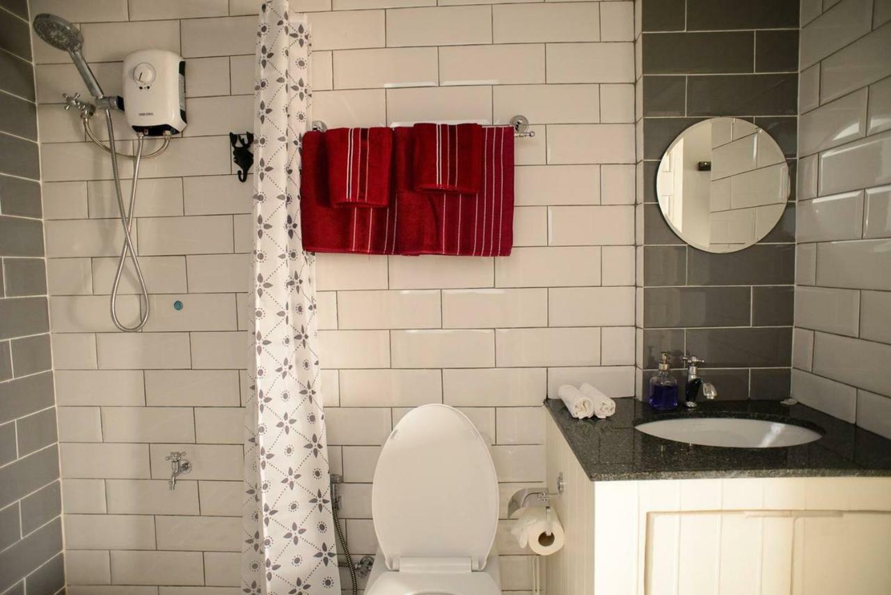 196 Oldtown Chic Hostel Bangkok Bagian luar foto