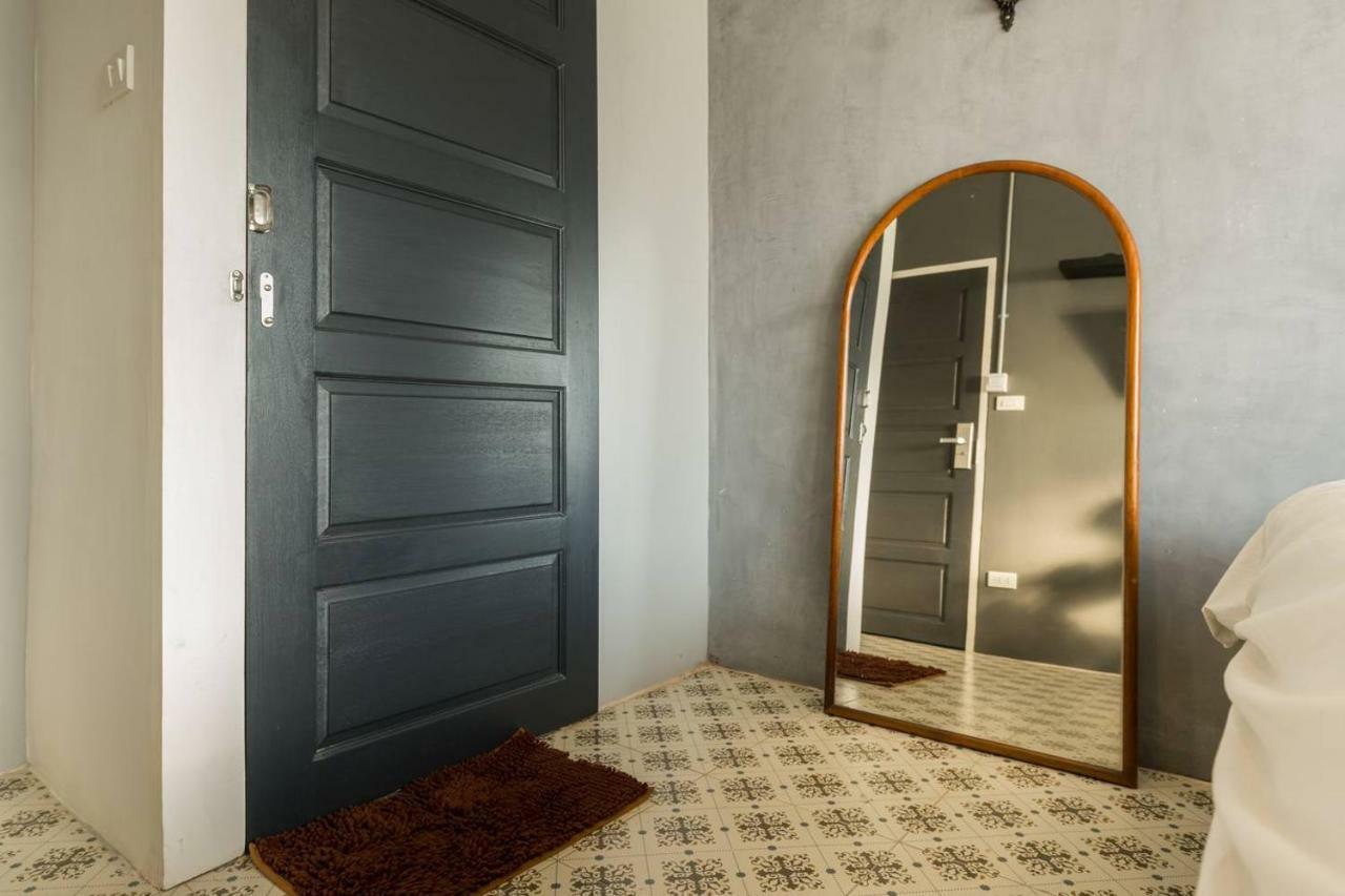 196 Oldtown Chic Hostel Bangkok Bagian luar foto