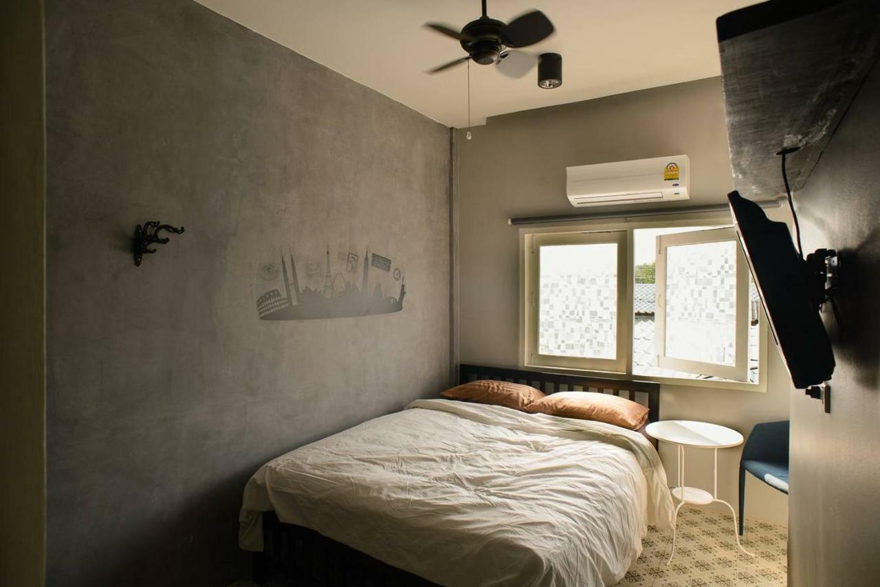 196 Oldtown Chic Hostel Bangkok Bagian luar foto